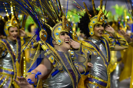 Các vũ công Samba biểu diễn trong lễ hội hóa trang ở Rio de Janeiro.